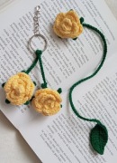 Różyczki wykonane na szydełku, brelok, zakładka do książki 