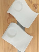 Białe talerze ozdobne, falowane, 2 sztuki w zestawie