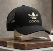 Czarna czapka z daszkiem Adidas złote logo truckerka siatka Y2K