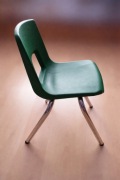 Krzesło plastikowe zielone na chromowanych nogach – solidne, stabilne