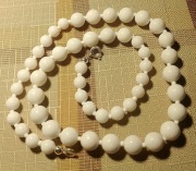korale z białego jadeitu stopniowane