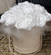 Flowerbox z wiecznych róż -wstążka biały 