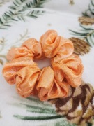 Duża gumka scrunchie handmade z efektem holo syrenki baza pomarańczowa    