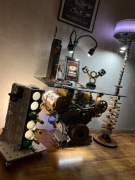 stolik z silnika V6 z nalewakiem do alkoholi