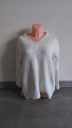 Duży, oversize sweter, w serek, długi rękaw, śmietankowy, kremowy
