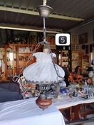 żyrandol z XX wieku, który swoim wyglądem imituje lampę naftową. 