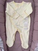 Śliczny pajacyk z wywijanymi niedrapkami, George