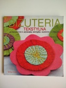 Biżuteria tekstylna.