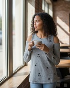 Szara bluzka cold shoulder - czarny wzór z serduszkami M/L