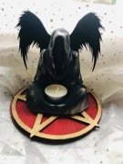 Tajemniczy mnich na pentagramie ze skrzydłami - świecznik/figurka