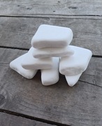 Białe płaskie kamienie do malowania.