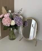 eleganckie złote lusterko stojące do makijażu na toaletkę