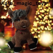 Ręcznie robiona maskotka – konik szydełkowy (symbol nadchodzącego roku)