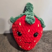 Truskawka na szydelku,, zawieszka do torby