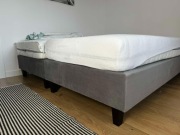 Łóżko typu box z dwoma materacami