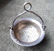 Przedwojenne metalowe sitko do herbaty