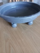 Podstawka na kwiaty na kółkach na balkon.