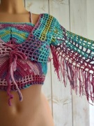 Tęczowy top i sweterek z frędzlami 