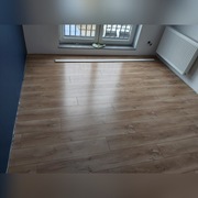 Układanie paneli podłogowych