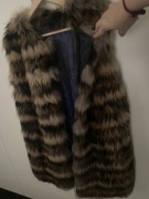 Kamizelka z Jenota m/l używana jak nowa, futro