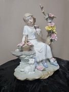 Piękna figurka porcelanowa-"Dziewczyna z koszem kwiatów"