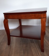 Drewniany stolik okolicznościowy - lakierowane, lite drewno.