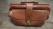 Skórzany kuferek lekarski vinted 