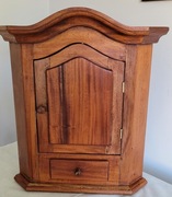Stara drewniana narożna szafka wisząca typu apteczka  z małą szufladką 