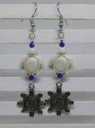 Kolczyki Morskie wakacje, żółw, Howlit rzeźbiony, ster, Handmade