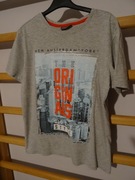 T-shirt DESTINATION szary z napisami r. 158/164