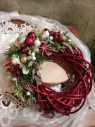 Wianek świąteczny czerwona wiklina stół stroik 