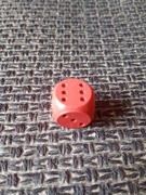 Kostka do gry z czerwonymi oczkami 