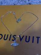 Wisiorek w stylu Vivienne Westwood