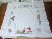 Ręcznie haftowany obrusik 84x80