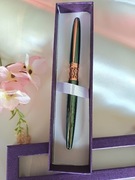 Zestaw Prezentowy-  Zielone Metaliczne Pióro ażurowe - Pudełeczko 