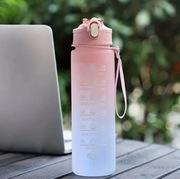 Elegancka Butelka Motywacyjna z Miarką – Różowy Gradient (700 ml)