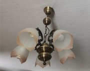 Żyrandol metalowy.
