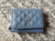 Porfel z ozdobną literą