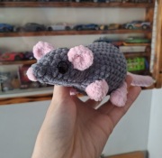 Pluszowy szczurek na szydełku