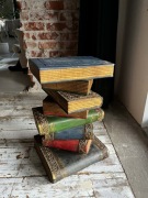 Stolik kawowy w kształcie książek - vintage