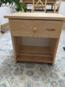 Niewielka szafka nocna sosnowa 42x45x28