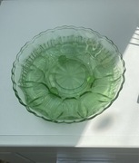 talerze uranowe vintage, świecące pod światłem uv