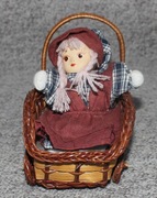 Ozdobny wiklinowy wózek z lalką 