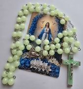 PREZENT RÓŻANIEC Fosforyzujący dla babci z magnesem Matka Boska Medjugorje.