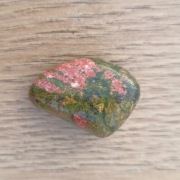 Maly bębnowany otoczak unakit waga 14,5 g