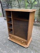 Piękna drewniana szafka z szufladami i szklanymi drzwiczkami 