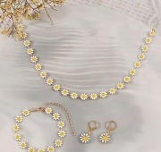 Komplet biżuterii stokrotki naszyjnik kolczyki bransoletka + pudełko KPL57