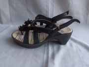 THINK! czarne skórzane sandałki z kwiatkiem 38 skóra naturalna