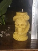 Czaszka z wężem i kwiatami świeca z wosku pszczelego