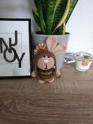 Brelok zawieszka królik w czapce ręcznie robiony na szydełku 